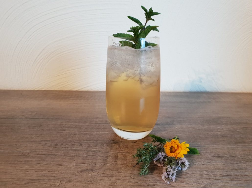 frische Kräuterlimonade