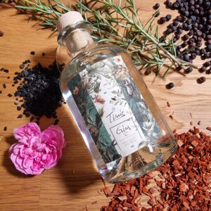Selbst komponierter Gin mit eigenem Etikett zwischen Wacholder, Rosmarin und Gewürzen